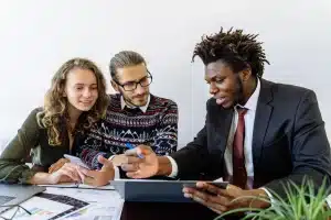 Étude de commerce à Rouen, étudiants qui travaillent ensemble