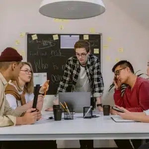 Étudiants qui travaillent en salle de classe en groupe