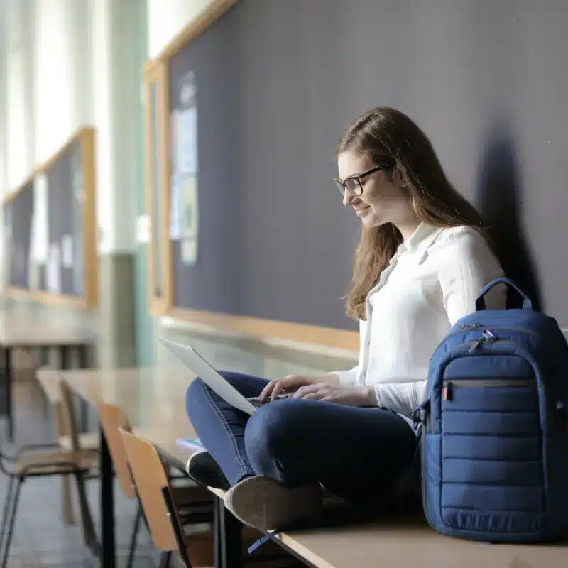 Étudiante qui travaille sur son ordinateur dans une salle de classe