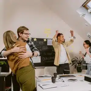 Étudiants qui fêtent la réussite du bac